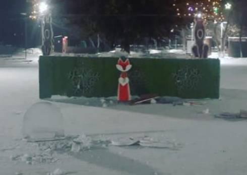 Неизвестные вандалы сломали новогоднюю фотозону и несколько плафонов освещения в одном из парков Караганды
