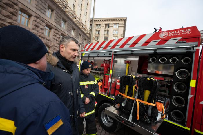 Кличко вручил столичным спасателям новые автомобили и снаряжение для экстренного реагирования