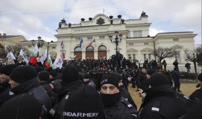 Антивакцинаторы штурмовали парламент в Болгарии