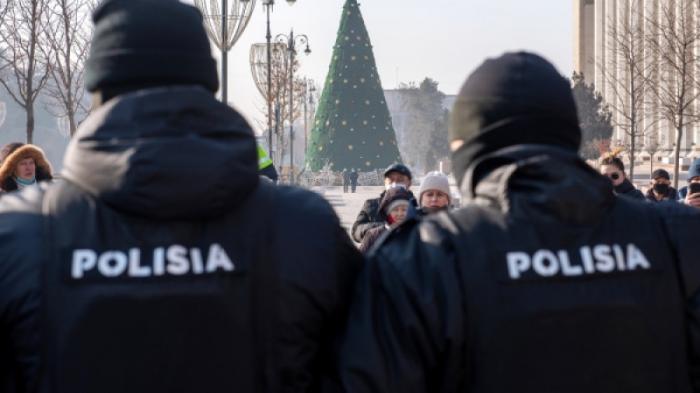 Полицейских Алматы обвинили в вымогательстве за наличие видео беспорядков в телефоне
                13 января 2022, 13:30