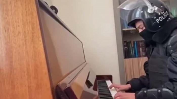 Казахстанский полицейский-пианист покорил Казнет
                13 января 2022, 20:32
