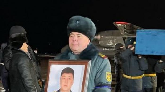 Тело погибшего в беспорядках в Алматы подполковника доставили в Уральск
                14 января 2022, 01:42