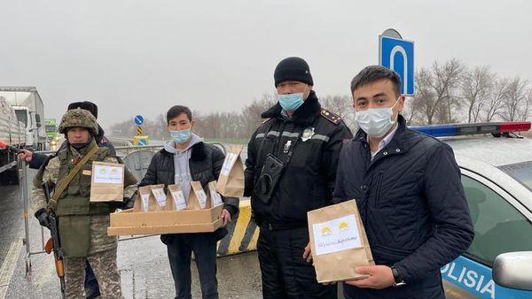 Жасотановцы раздали военнослужащим на блокпостах в Туркестанской области аптечки
