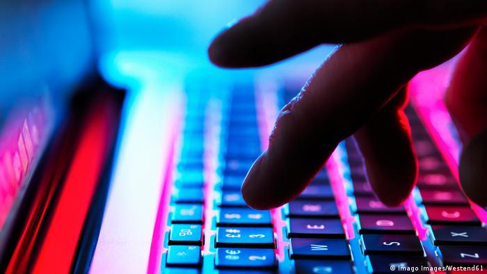 Госспецсвязи, СБУ и киберполиция расследуют массовую атаку на правительственные сайты