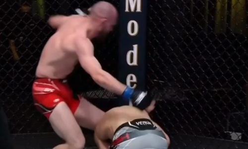 Видео полного боя российского дебютанта с первым нокаутом года в UFC