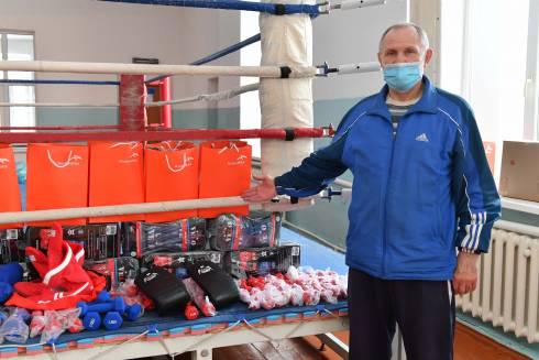 «АрселорМиттал Темиртау» подарил спортинвентарь абайской школе бокса