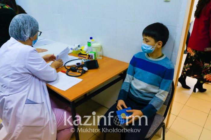 Свыше 350 тысяч казахстанских школьников привили от коронавируса