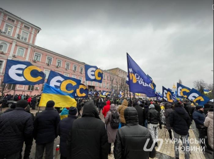 Митингующие возле Печерского суда перекрыли дорогу в центре, Порошенко встречали под бой барабанов