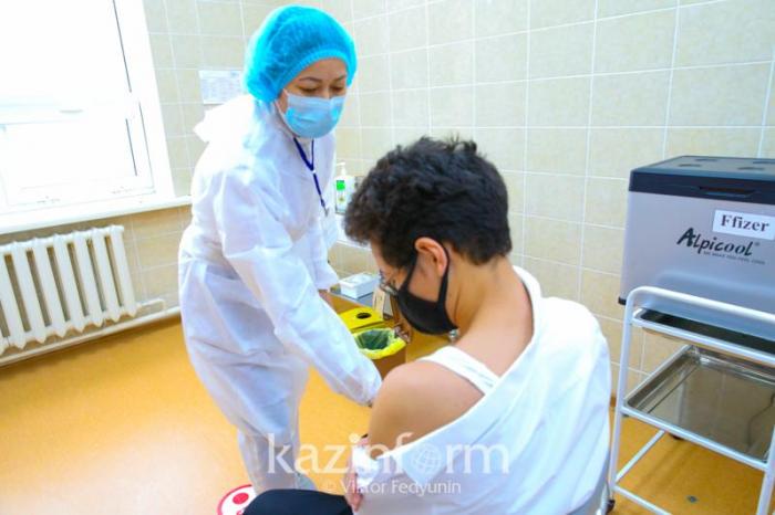 Свыше 202 тысяч подростков прошли полную вакцинацию в Казахстане