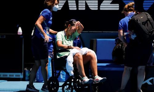 Сенсационную обидчицу казахстанки на Australian Open-2022 увезли с корта на коляске