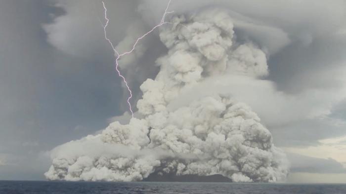 Ученые предупредили об опасных последствиях извержения вулкана в Тонга
                19 января 2022, 19:15