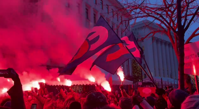 Митингующие за Порошенко зажгли файеры возле Офиса Президента под гимн