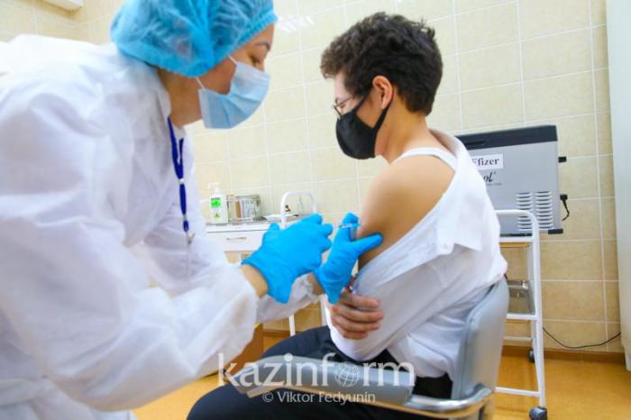 Сколько женщин и подростков привились вакциной Pfizer в Казахстане