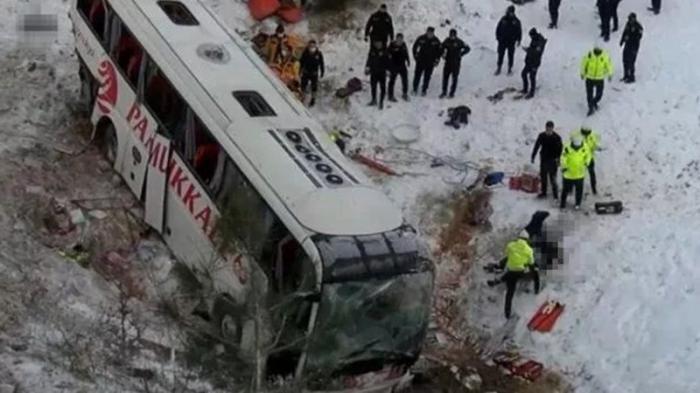 Автобус вылетел с дороги в Турции: трое погибли, 18 пострадали
                24 января 2022, 05:12