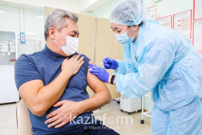Более девяти миллионов казахстанцев получили первую дозу вакцины против КВИ