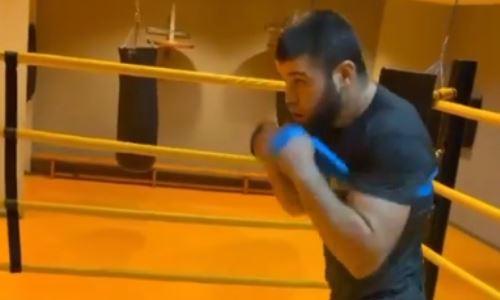 Казахстанский боксер из Golden Boy возобновил тренировки после победного боя. Видео