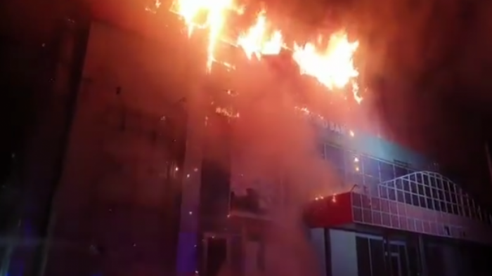 Крупный пожар на пересечении улиц Толе би и Ауэзова сняли на видео в Алматы
                26 января 2022, 21:08