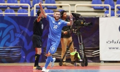 Игрока сборной Казахстана по футзалу вынудили бегать с мячом дома перед решающим матчем Евро-2022. Видео