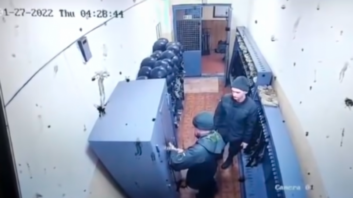 Украинский солдат застрелил четверых сослуживцев и женщину, расстрел попал на видео
                27 января 2022, 23:43