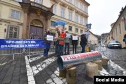 Активисты в Праге пикетировали посольство Германии