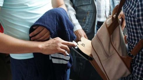 В Караганде карманник обокрал пенсионерку в автобусе