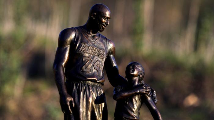 Баскетболисту Коби Брайанту и его дочери установили памятник
                28 января 2022, 12:12