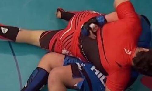Обидчика 122-килограммового казахстанца жестко удосрочили в финале ЧМ по MMA. Видео