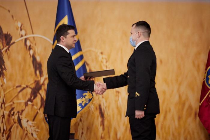 Зеленский вручил лучшим курсантам военных учебных заведений сертификаты на денежную премию