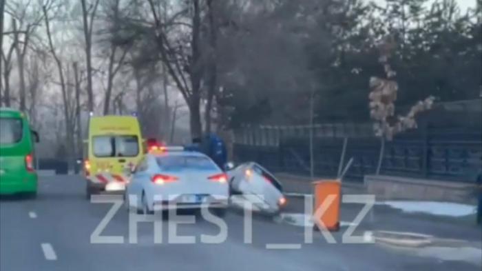 Машина врезалась в дерево в Алматы, водитель погиб
                31 января 2022, 12:59
