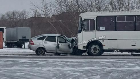 В Караганде водитель легковой машины врезался в автобус маршрута № 100. Появились новые данные о пострадавших
