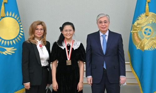 Президент Казахстана встретился с юной чемпионкой мира Бибисарой Асаубаевой