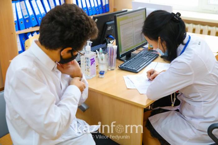 Более 270 тысяч подростков привились от коронавируса в Казахстане