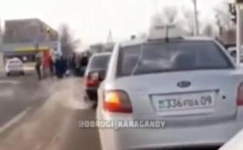 В Караганде ребенок перебегал дорогу на красный сигнал светофора и попал под машину