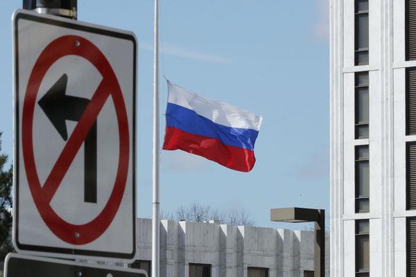 К началу июля еще 28 российских дипломатов должны будут покинуть США
