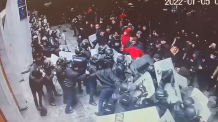 Телеканал показал не публиковавшиеся кадры массовых беспорядков в Алматы
                06 февраля 2022, 05:15