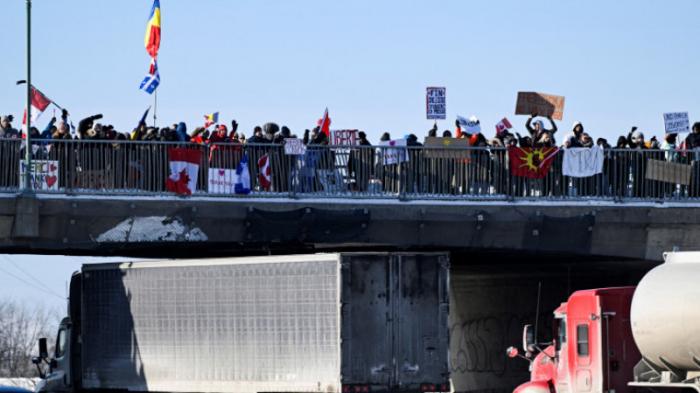 В Канаде внедорожник въехал в толпу протестующих
                06 февраля 2022, 11:47