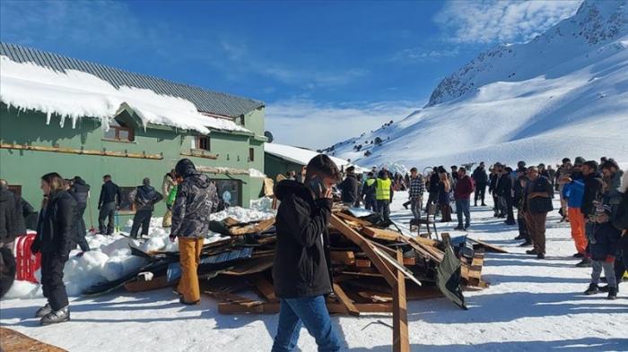 Люди пострадали из-за рухнувшего навеса в горнолыжном центре в Анталье
                06 февраля 2022, 23:28