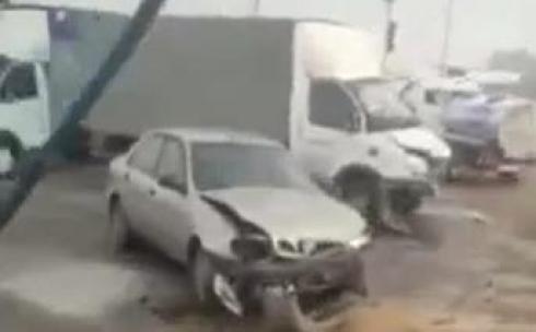 В Караганде на 15-ой магистрали столкнулись «ГАЗель», легковой автомобиль и грузовик
