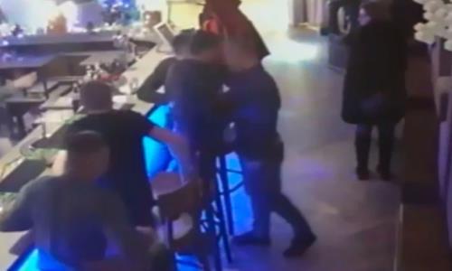 Российский профи боксер до смерти избил бывшего сотрудника ОМОНа в баре. Видео