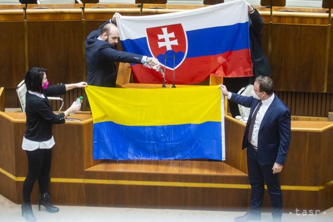 В парламенте Словакии ультраправый депутат облил водой перевернутый флаг Украины