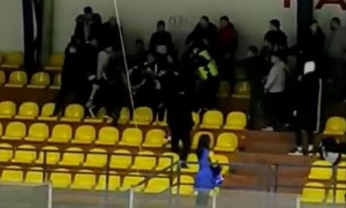 Болельщики устроили массовую драку в матче чемпионата Казахстана. Видео
