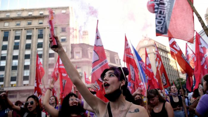 Тысячи аргентинцев вышли на протест против вероятной сделки с МВФ
                09 февраля 2022, 17:06