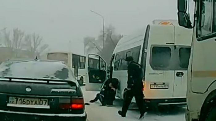 Драку водителей автобусов сняли на видео в Уральске
                10 февраля 2022, 15:28