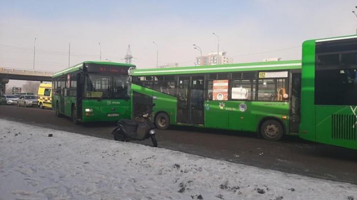 Три автобуса столкнулись в Алматы
                11 февраля 2022, 16:00