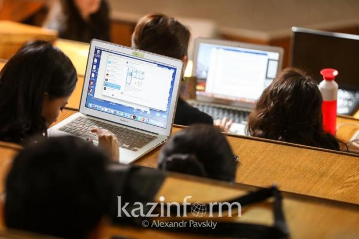 Школьникам и студентам Алматы разрешили учиться в штатном режиме