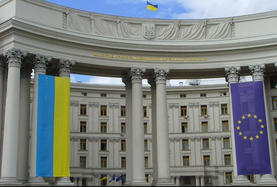 МИД призвал украинцев сохранять спокойствие и избегать сеющих панику действий