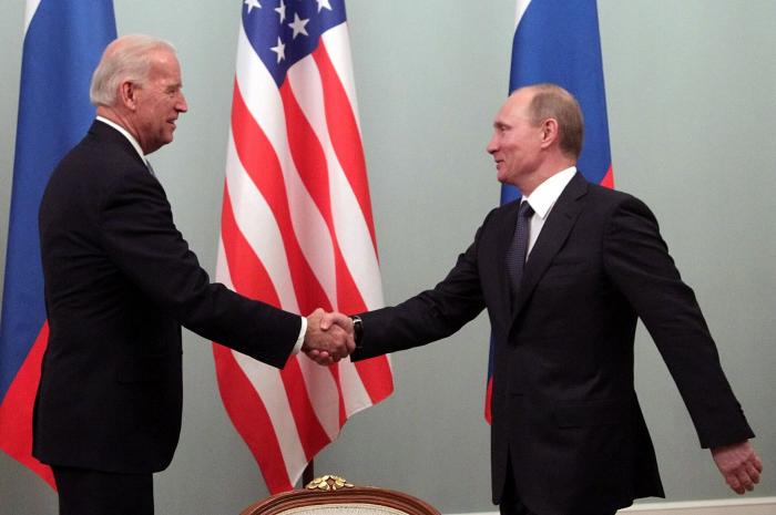 Байден и Путин больше часа говорили об Украине