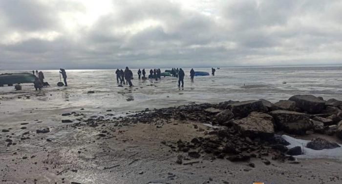 В Черкасской области откололась льдина с людьми. На ней находилось до 200 рыбаков
