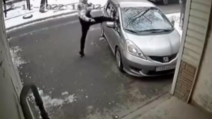 Разбивавший стекла машин молодой человек задержан в Алматы
                15 февраля 2022, 06:35