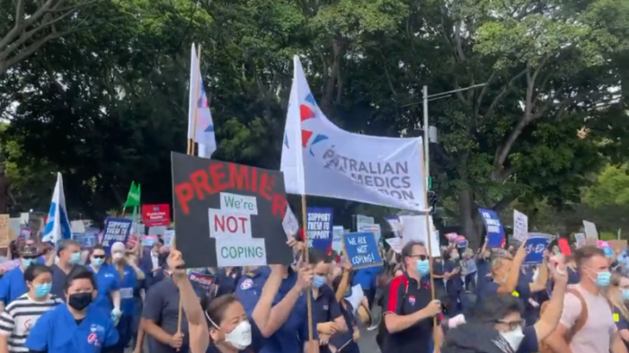 Тысячи медсестер вышли на протест в Австралии
                15 февраля 2022, 14:19